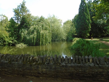 View across the small lage at the end of the gardrns