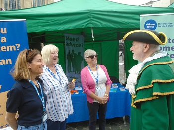 Town Crier talking to stallholders